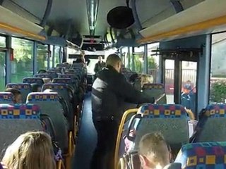 Les élèves de cycle 3 sortent du bus en toute sécurité