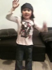 Pequeña de 5 años cantando las Divinas