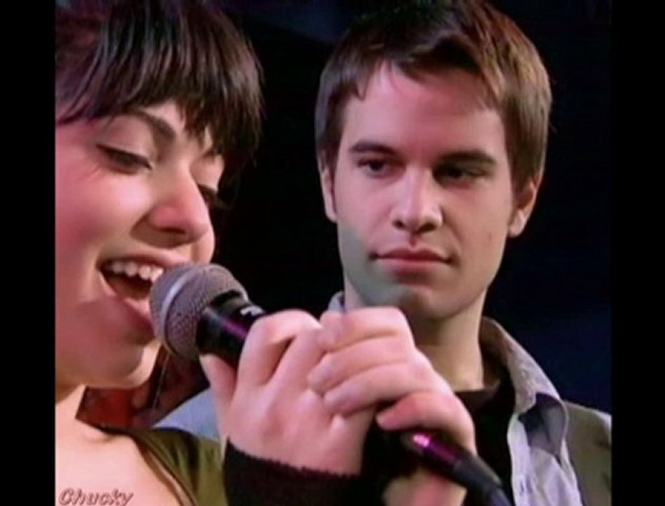 Simsiyah Gecenin Koynundayım....