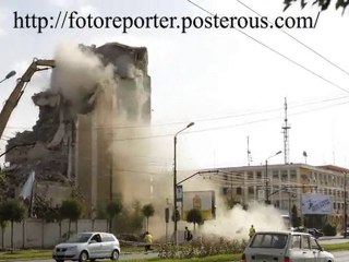 Demolizione sbagliata e le macerie piombano in strada