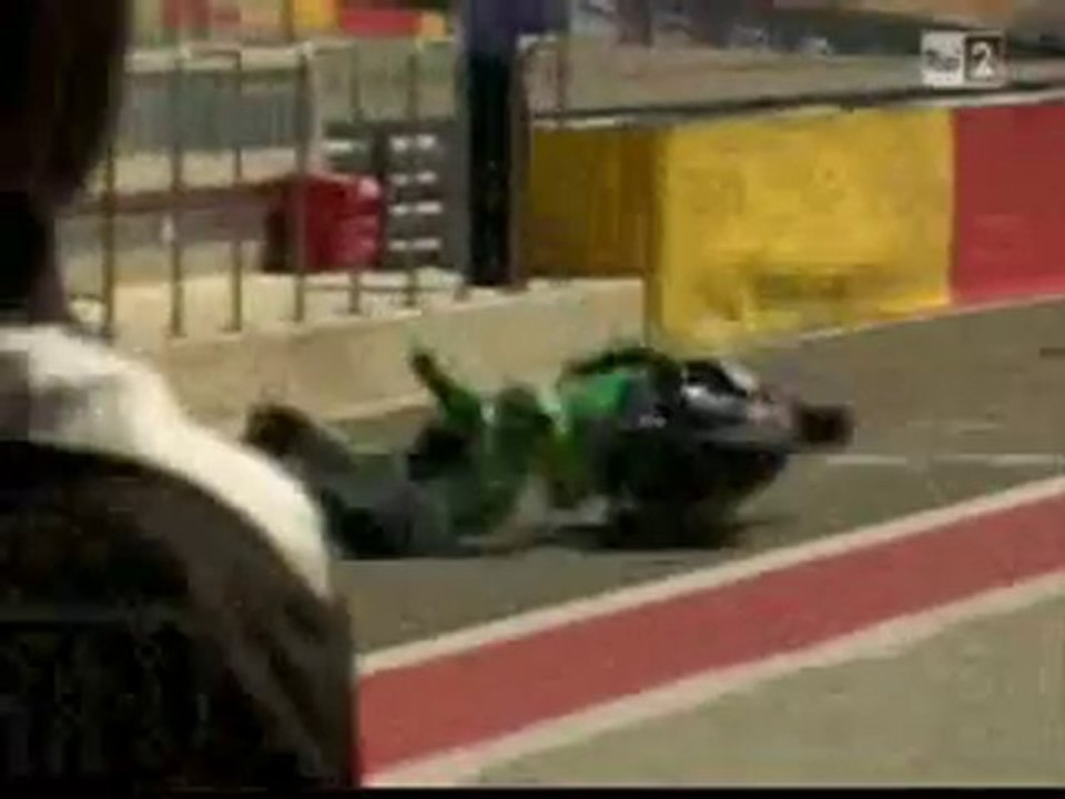 Crash moto : Chute à l'entée des stands