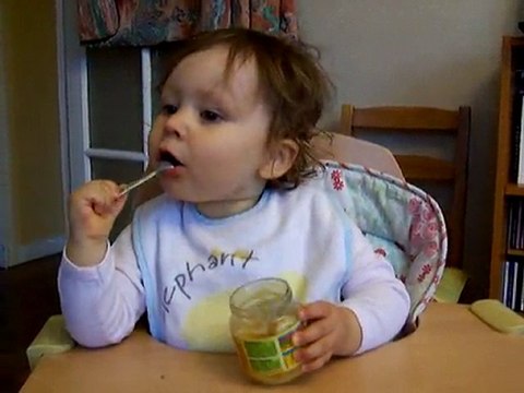 Marie mange toute seule