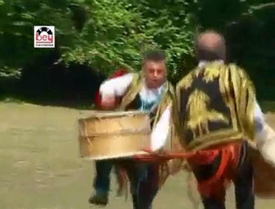 Ha şöle aslanla gibi doğulunu çal, köçek neymiş la..
