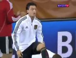 Mesut Özil'in sakızla yaptığı şov