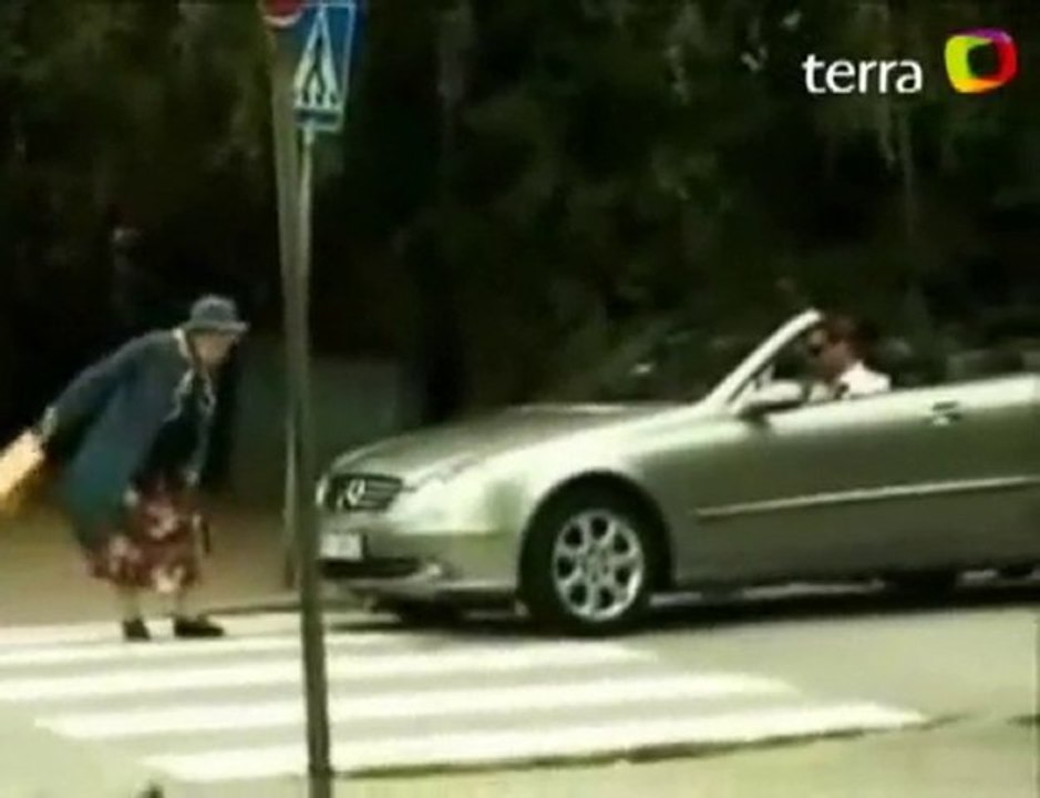 Cuidado Abuelita furiosa golpea automovil