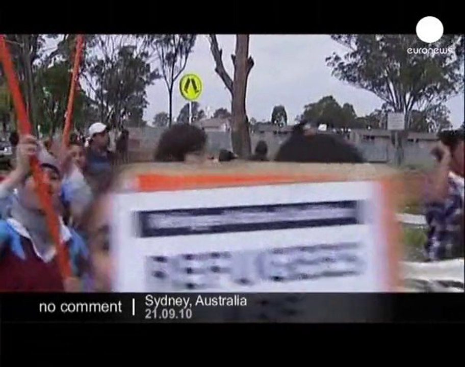 Australia: Asylum seekers in rooftop... - no comment