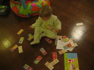 Samuel joue aux dominos