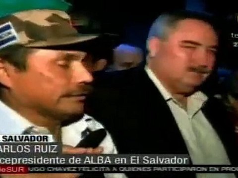 Salvadoreños celebran triunfo del PSUV
