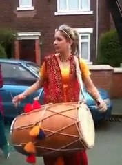 Davulcu Kız Rude Boy Şarkısına Eşlik Ediyor