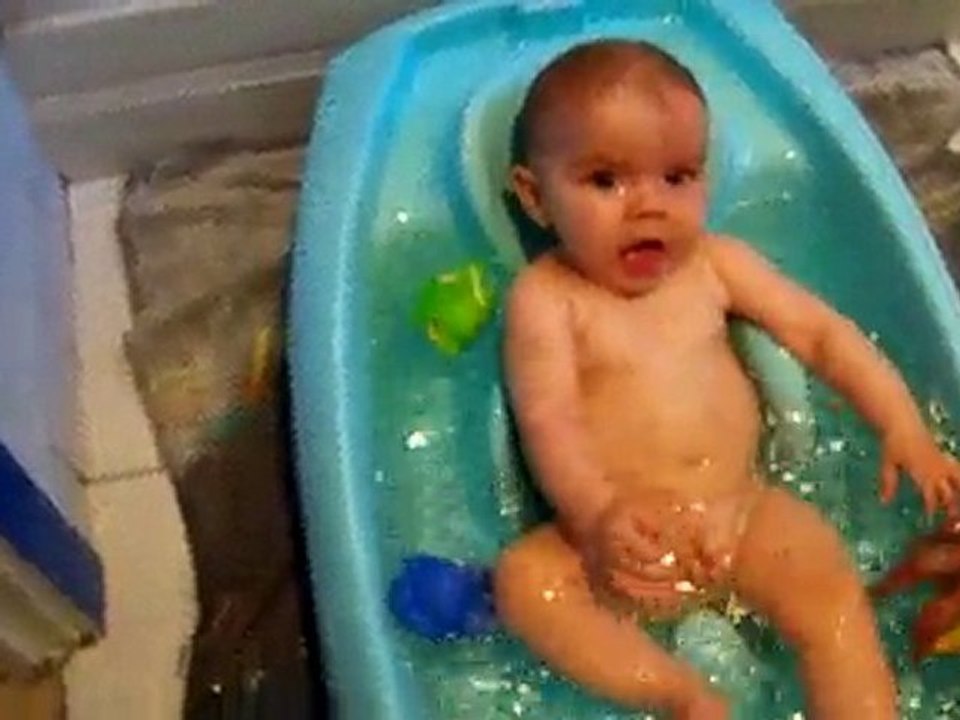 aïdan dans sont bain
