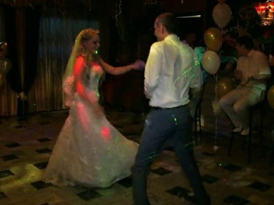 Весёлые танцы жениха и невесты-