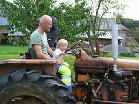 Noé et papa sur le tracteur