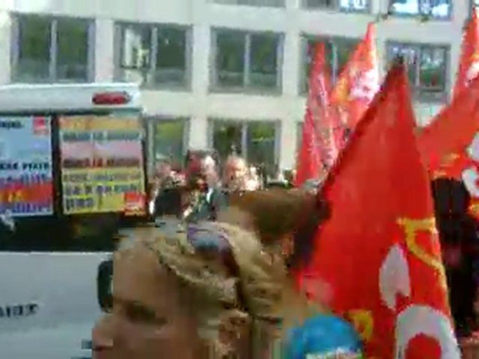 Le (très) très mauvais chanteur du cortège (mais marrant)