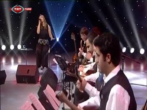 NİLGÜN KIZILCI EVLERİNİN ÖNÜ YALNIZ PİYADE