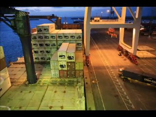 Chargements de containers sur cargo Fort Saint Pierre