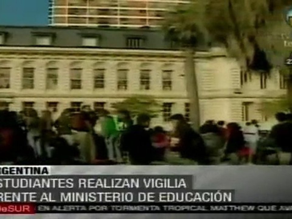 Estudiantes argentinos realizan vigilia frente a Ministerio