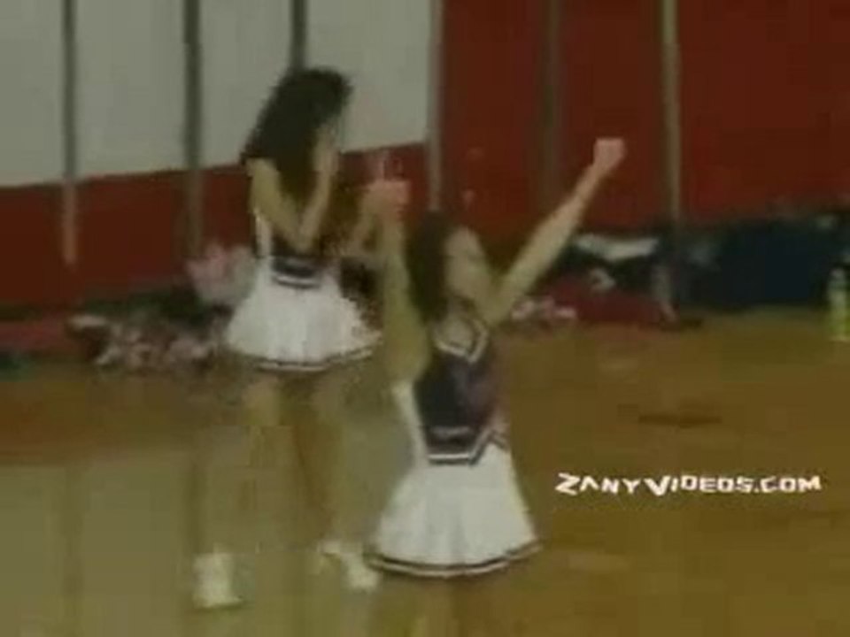 Une pom pom girl téléphone pendant un show