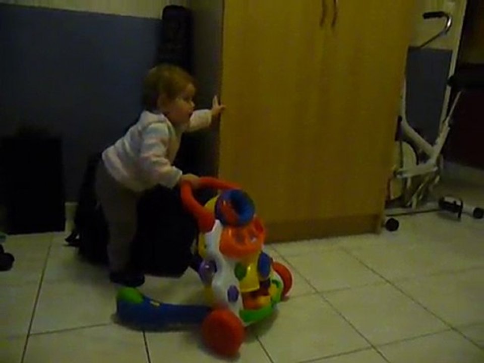 Zoé cours.... avec le déambulateur :)