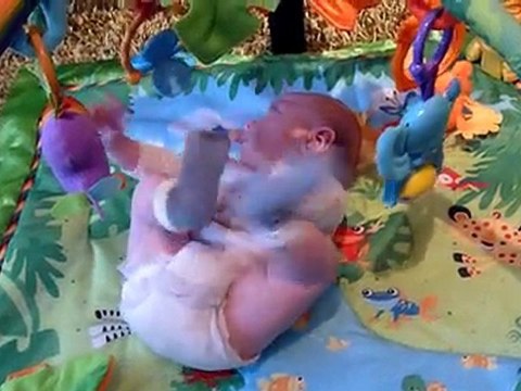 AlexandreB34 sur son tapis d'éveil1 (09/2010)