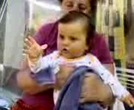 Lucas fait les marionnettes