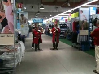 DECATHLON CERGY PONTOISE FLASH MOB ou pas.....