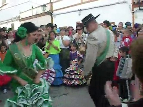 Cruz 2010. Los mayordomos bailan sevillanas.