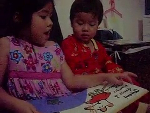 Charlotte lit Mimi, Olivier sep 2010