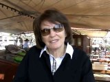 Danielle Mitterrand avec les porteurs d'eau à Marseille
