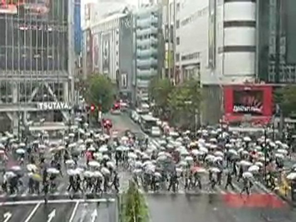 Carrefour de Shibuya sous la pluie.