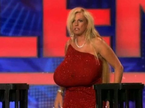 Elle casse tout avec ses seins...