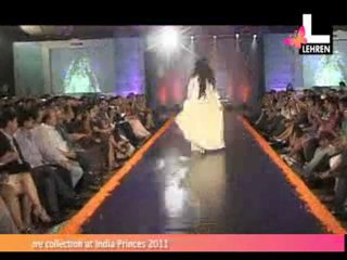 Urmila Walks The Ramp For Krishna Mehta