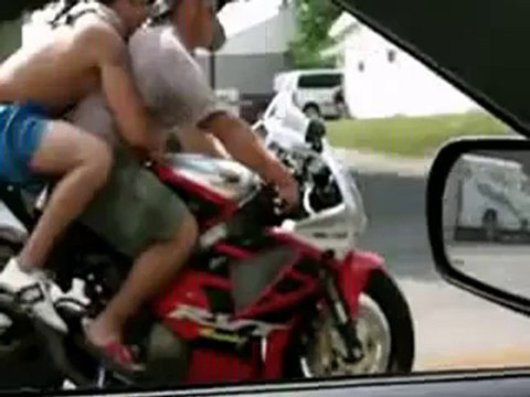 Crash moto : Wheeling à deux