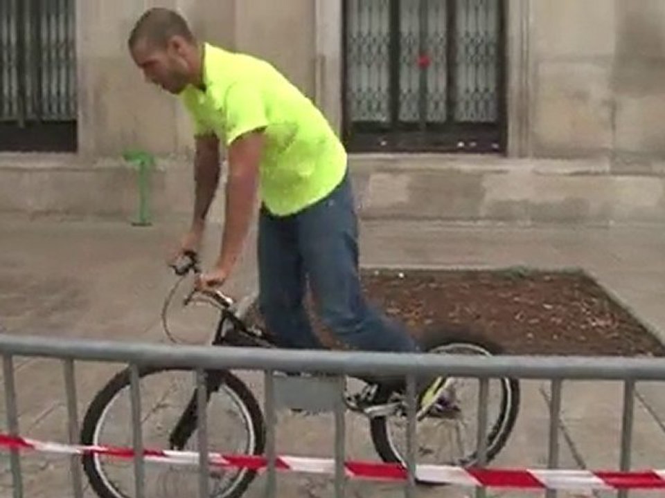 VTT Trial Vincent Hermance saute au-dessus d'une barrière!