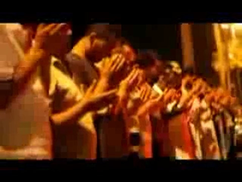 Eine ganze Stadt betet  Allah Akbar