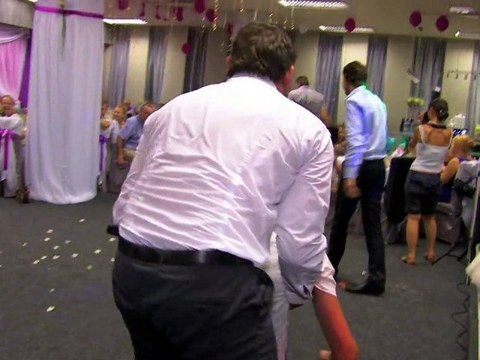 Борьба за букет невесты и подвязку