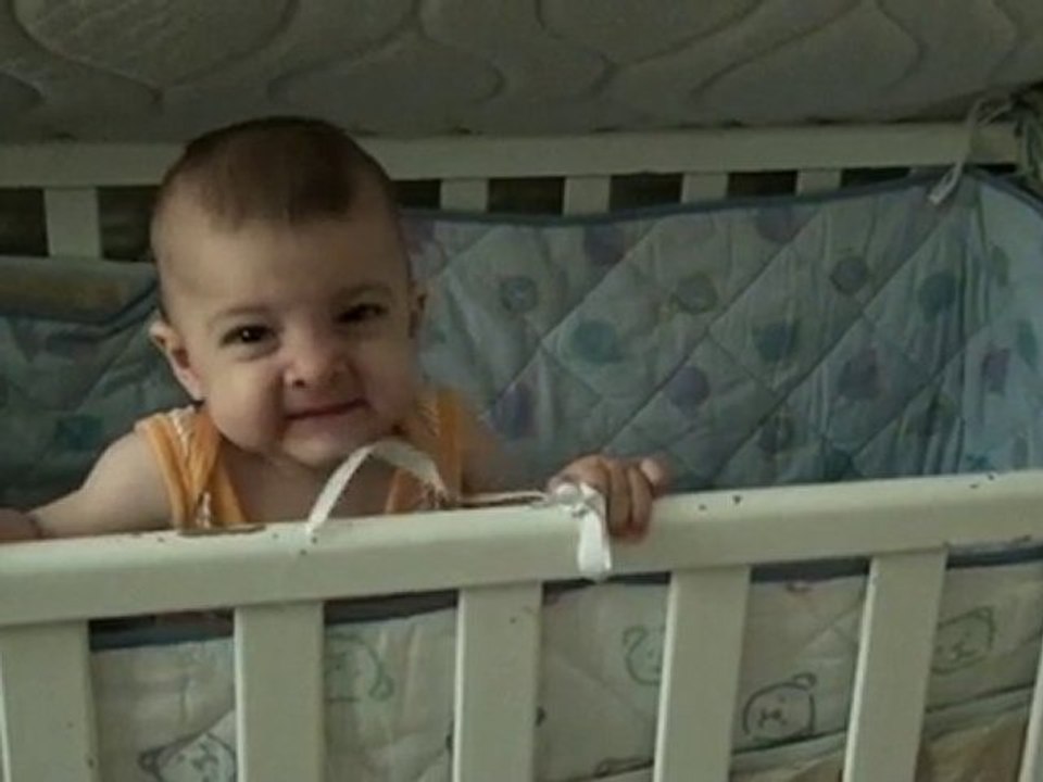 Lucien mange son lit