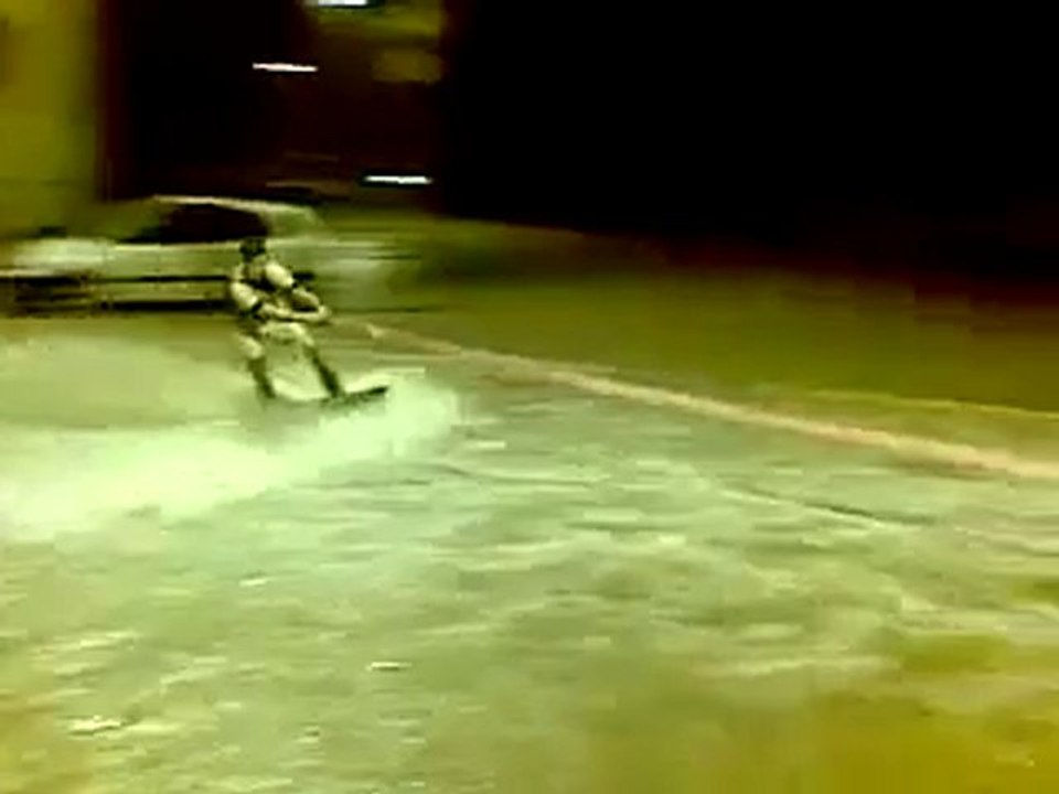 Sci nautico per le strade allagate