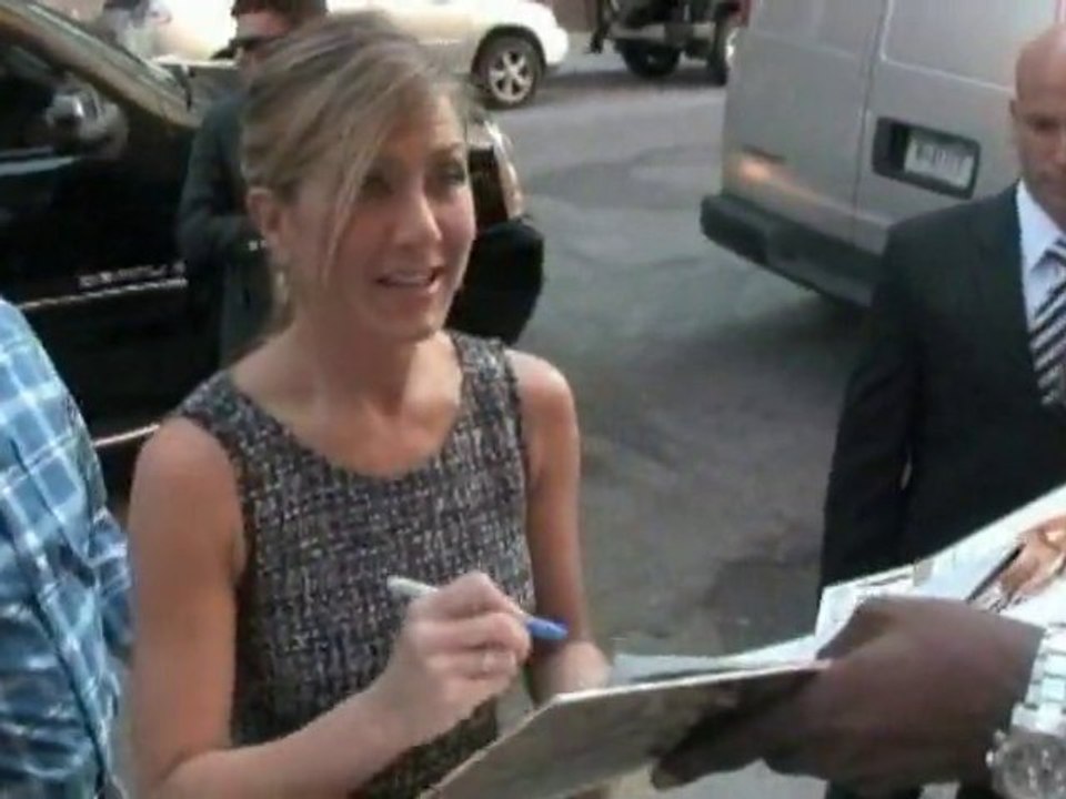 SNTV - Jen's still happily single