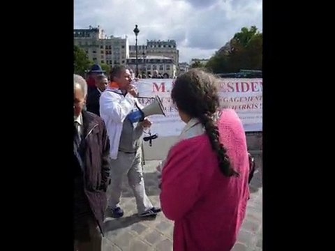 Les harkis manifestent devant les Invalides le 25 sept 2010