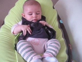 raphaelle qui essaie de se mettre assise lol dur dur