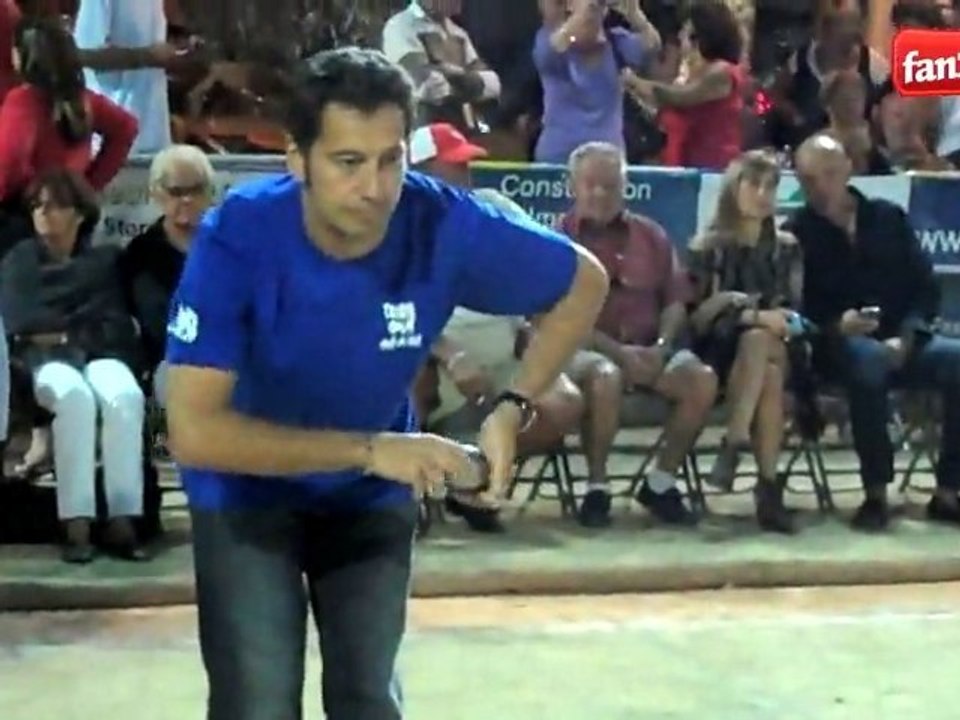 Les célébrités jouent aux boules pour le challenge Salvador