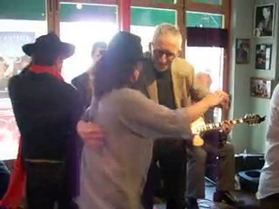 papy fait de la résist dance .la chope des puces juin 2010