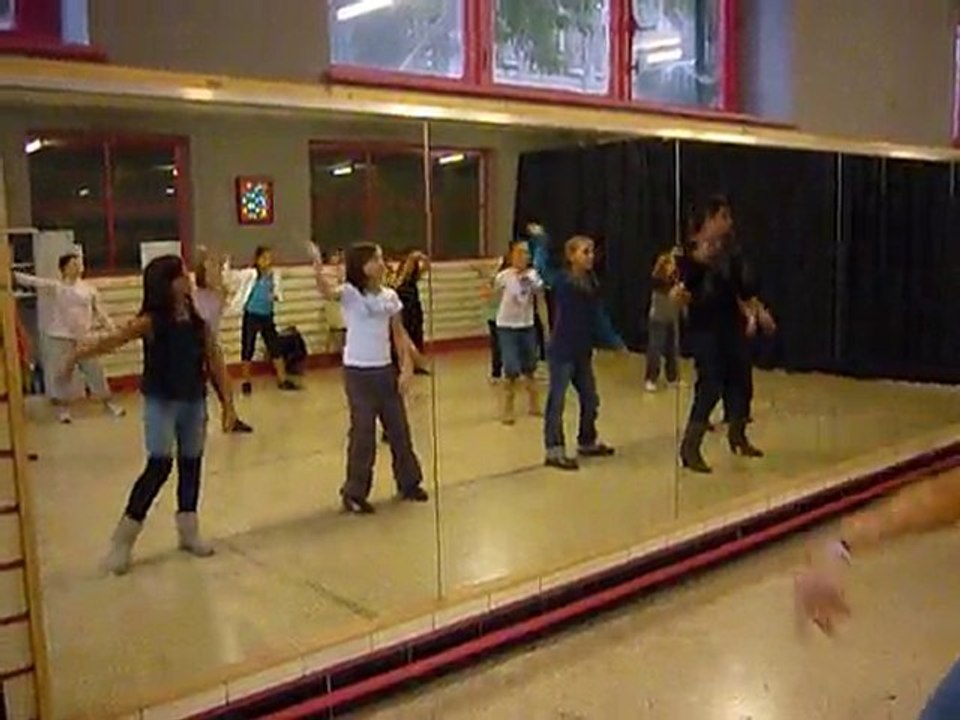 Les enfants dansent "Le Casse de Brice"