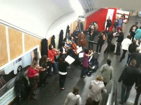 Petit orchestre dans les couloirs du metro parisien