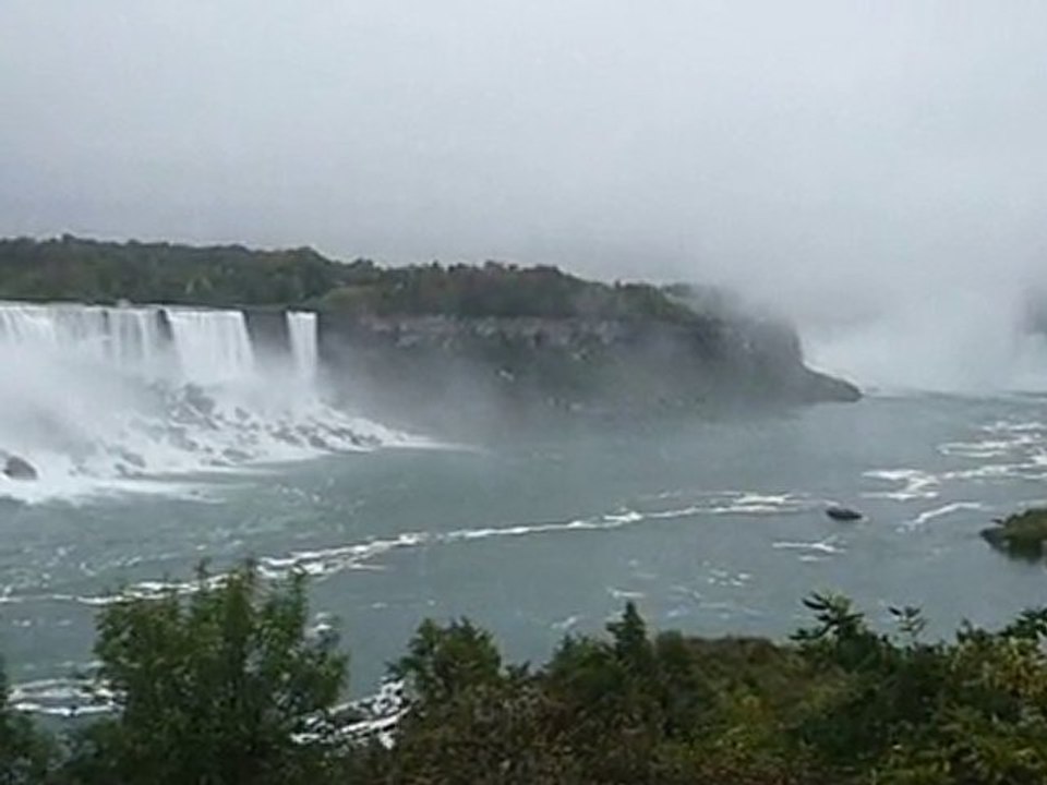 v002_Niagara Falls_de loin