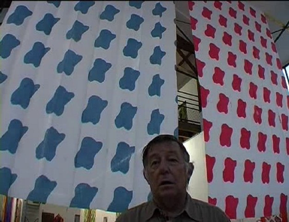 Même le cul d'un fauteuil. Claude Viallat