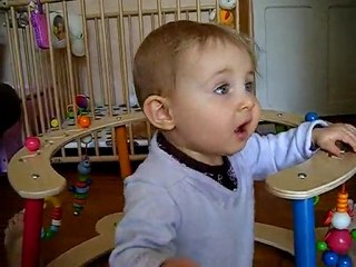 Clara fait ses trois premiers pas