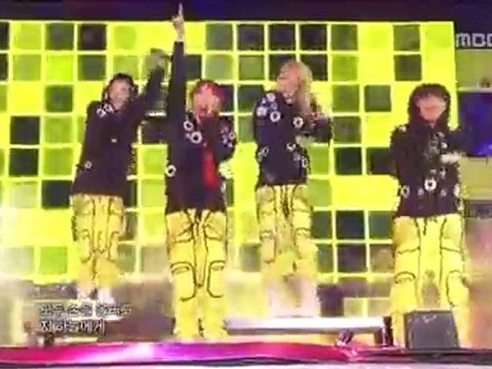 101002- 2NE1 performing in |\/|u$!c C0r3