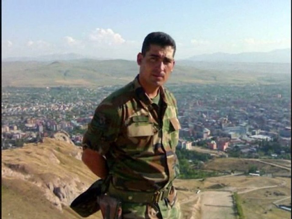 yedi karanfil  zülüf dökülmüş yüze şehit uzman çavuş deniz kaya