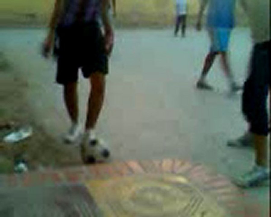 Match fi mon carté et Moi en casquette blanc héhé